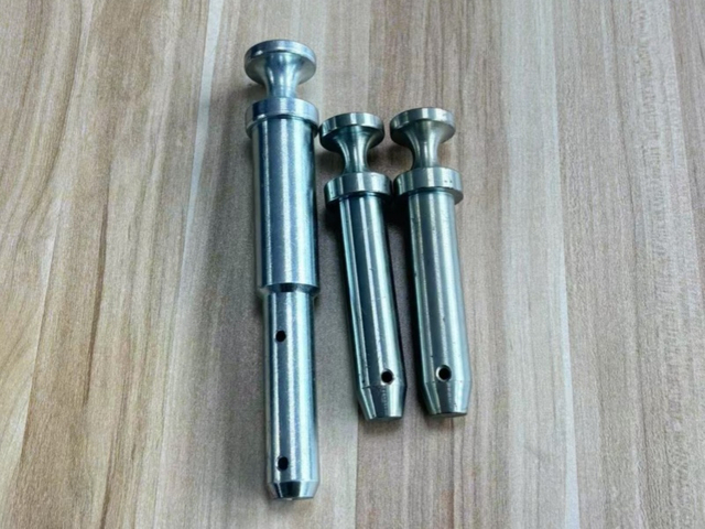 Щифтове за CNC струговане от мека стомана по поръчка 1045