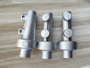 Pas de behuizing van de gegoten aluminium hoofdcilinder aan